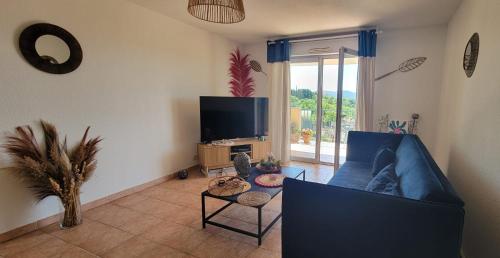 Photo de la galerie de l'établissement Apartment with pool near city center, à Fréjus