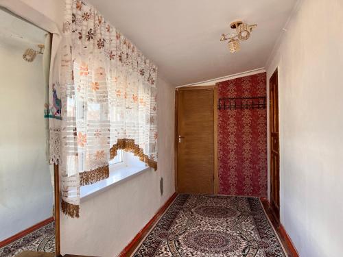 een gang met een deur en een rood-witte muur bij Carolines nest in Kara-Koo