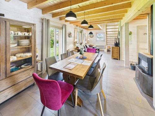 une salle à manger avec une table et des chaises en bois dans l'établissement Le Chalet du Père Michel, Jacuzzi, Sauna, Jardin, à La Bresse