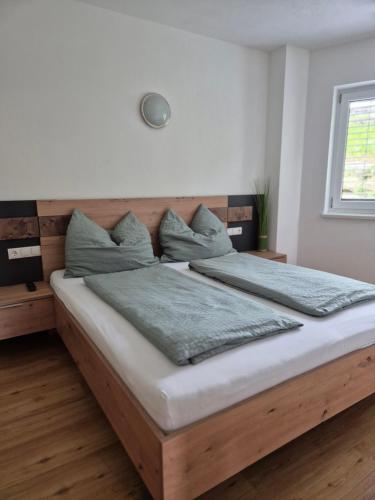 Ferienwohnung Abenthungにあるベッド