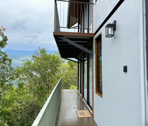 Ein Balkon oder eine Terrasse in der Unterkunft Granny's Woods Cottage