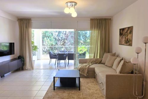 Χώρος καθιστικού στο Pineview Heights by Staycom