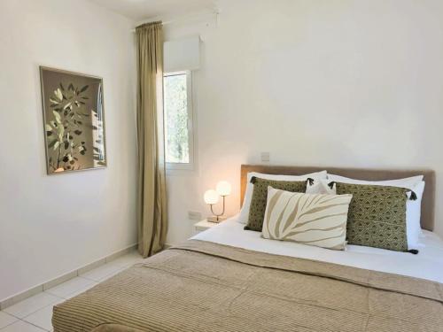 Ένα ή περισσότερα κρεβάτια σε δωμάτιο στο Pineview Heights by Staycom
