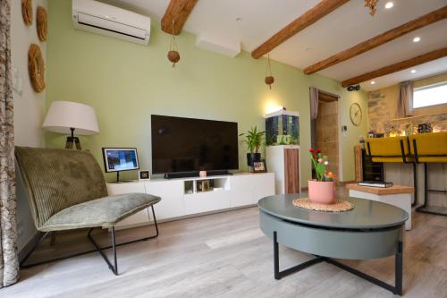 TV a/nebo společenská místnost v ubytování Maison indépendante Piscine Jardin Climatisation