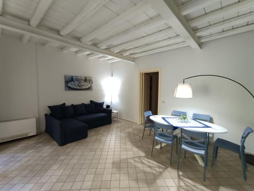 een woonkamer met een bank, een tafel en stoelen bij Dimora Artale Suite in Palermo