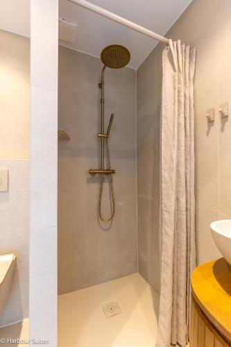 Bilik mandi di Harbour Suites
