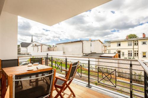 Un balcón con mesa y sillas y una vista en Quartier 7 App 10, en Ahlbeck