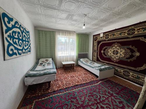 een slaapkamer met twee bedden en een schilderij aan de muur bij Carolines nest in Kara-Koo