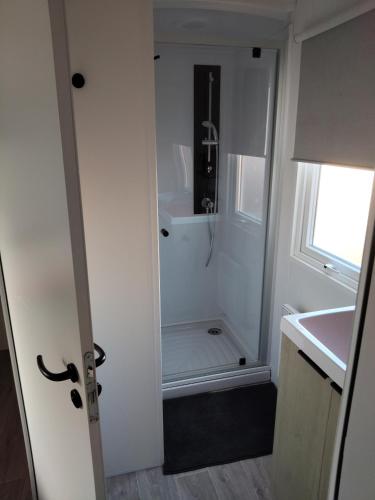 une salle de bain avec une douche avec des toilettes et un lavabo dans l'établissement Mobil home le Sunny, à Lège-Cap-Ferret
