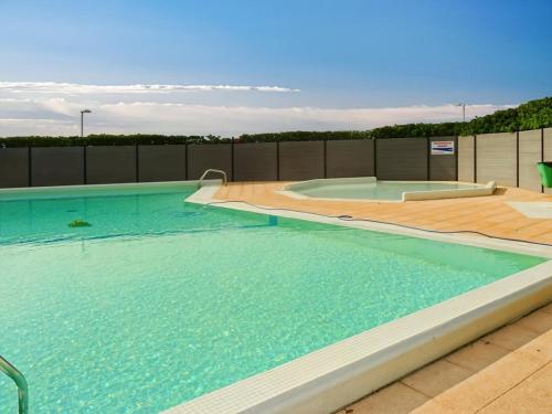 une grande piscine avec de l'eau bleue dans l'établissement Bel F2 cabine à Palavas-les-Flots, plage à 2 pas, parking privé - FR-1-559-28, à Palavas-les-Flots