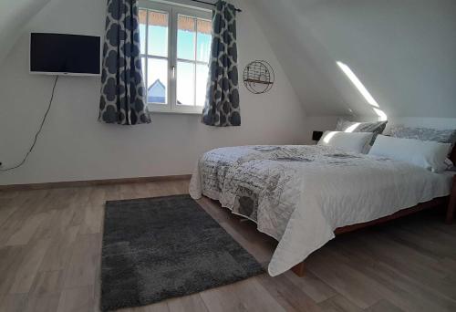 a bedroom with a bed and a large window at Ferienhäuser Luv und Lee OVS 106 Neu 20 in Zierow