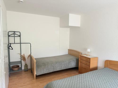 ドルトムントにあるWestfalenpark Apartment with Terrace and Parkingのベッドルーム1室(ベッド2台、ドレッサー付)