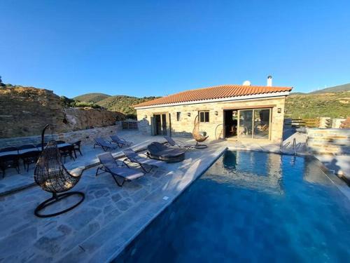 Бассейн в Bellevia Stone Pool Villa или поблизости