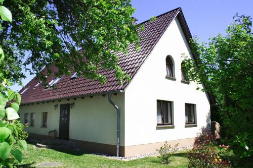 a white house with a brown roof at Ferienwohnungen im Altbauernhaus in Hohendorf