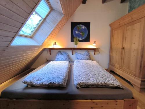 Katil atau katil-katil dalam bilik di Hof Appelbue - Urlaub in zwei Ferienwohnungen im Storchendorf Bergenhusen