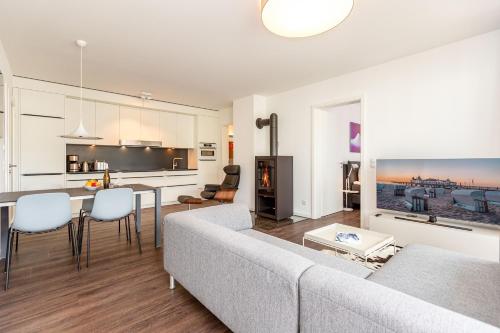 una sala de estar con un sofá y una mesa en Quartier 7 App 10, en Ahlbeck