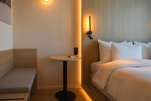 Postel nebo postele na pokoji v ubytování NOTO Hotel
