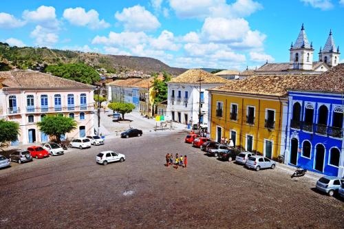 une ville avec des voitures garées dans une rue avec des bâtiments dans l'établissement Casa Histórica no coração de Cachoeira, à Cachoeira