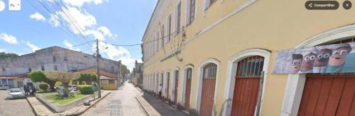 un bâtiment avec une enseigne sur le côté d'une rue dans l'établissement Casa Histórica no coração de Cachoeira, à Cachoeira