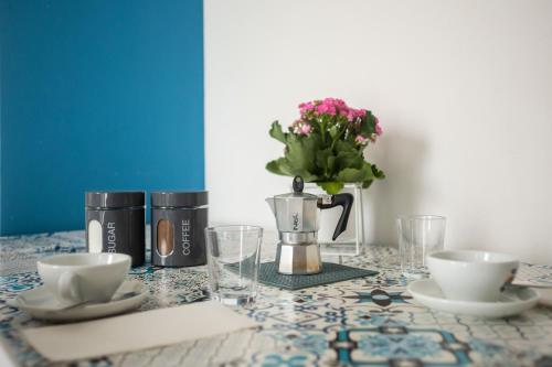 a table with a vase of flowers on a table at BBConegliano Bixio in Conegliano
