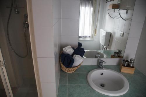 a bathroom with a sink and a bath tub at Casa del Jazz Historical Center in Piazza Armerina