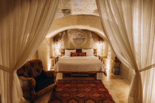Un dormitorio con una cama grande y una silla. en Doda Artisanal Cave Hotel 14 Plus, en Ortahisar