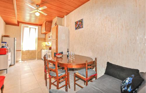 eine Küche und ein Esszimmer mit einem Tisch und einer Couch in der Unterkunft 2 Bedroom Nice Home In Port Vendres in Port-Vendres