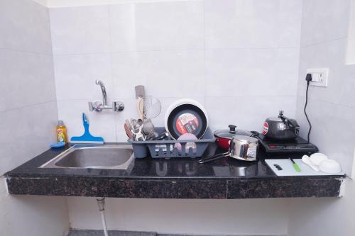 Una cocina o zona de cocina en White Mountain By Pahadi Adda