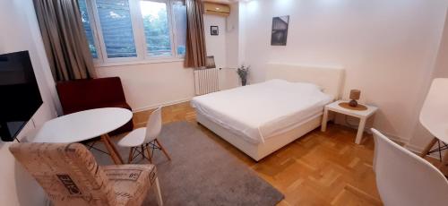 Camera piccola con letto, tavolo e sedie di Apartman Durmitor a Fontana
