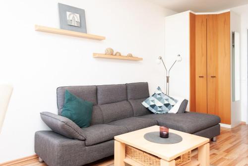 Una sala de estar con un sofá y una mesa de café. en Haus Hanseatic, Wohnung 211, en Duhnen