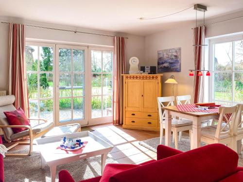 una sala de estar con una mesa y sillas en Moin Moin, en Born