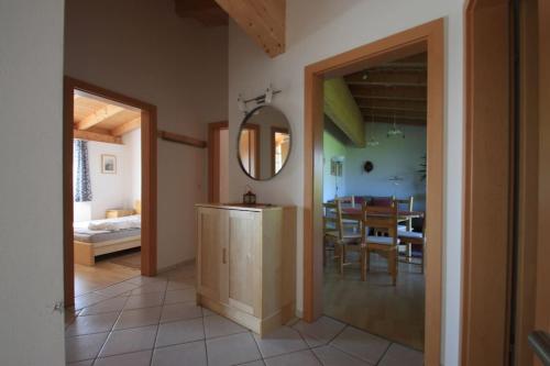 salon z lustrem i jadalnią w obiekcie Ferienwohnung Christ w mieście Grinzens