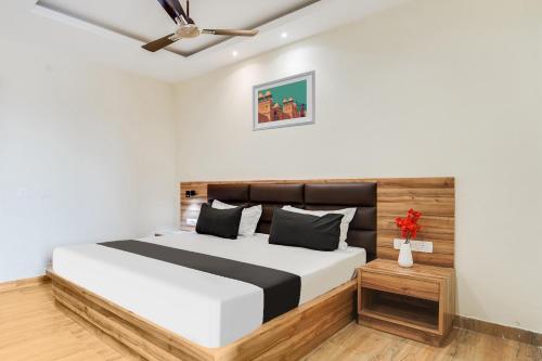 Una cama o camas en una habitación de Hotel Shiv Lok