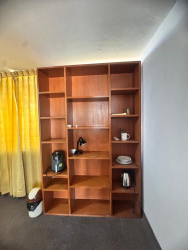 une étagère dans le coin d'une pièce dans l'établissement Habitación céntrica bonita vista, à Arequipa