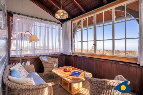 eine abgeschirmte Veranda mit einem Tisch und Stühlen in der Unterkunft Strandvilla Whg 01 in Bansin