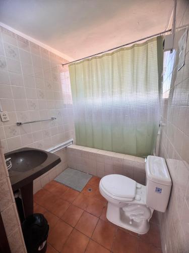 une salle de bains avec toilettes et lavabo dans l'établissement Habitación céntrica bonita vista, à Arequipa