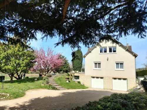 una grande casa bianca con due porte garage di NOUVEAU - LE BOISSANTÉ - Zoo à 10 mn - Jeux pour enfants a Noyers-sur-Cher