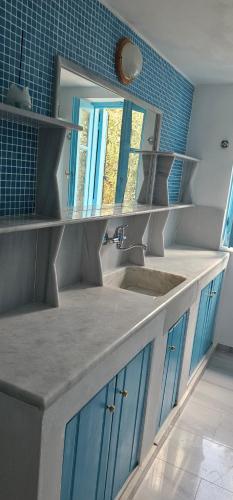 Una cocina o cocineta en Peloponnese Hideout - Traditional stone house