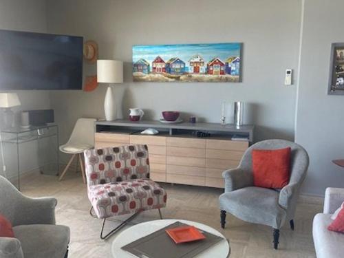 un salon avec deux chaises et une télévision dans l'établissement Appartement climatisé avec terrasses et vue port, proche plages à Hyères - FR-1-335-191, à Hyères
