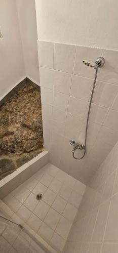 baño con ducha con un agujero en el suelo en Peloponnese Hideout - White house with the sea view, en Akráta