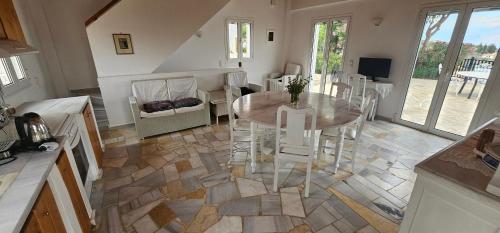 Una cocina o zona de cocina en Peloponnese Hideout - White house with the sea view
