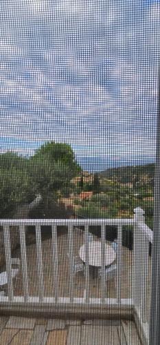 Un balcón o terraza de Peloponnese Hideout - White house with the sea view
