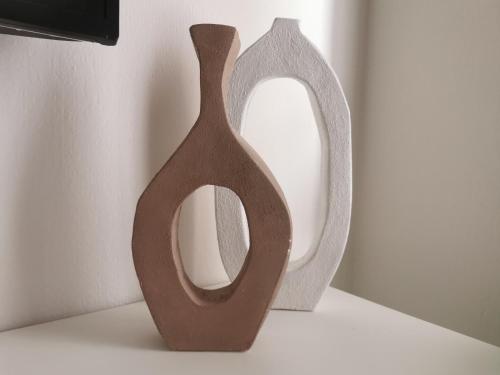 a wooden vase sitting on top of a counter at Apartamento DECO Center Ciudad Real in Ciudad Real