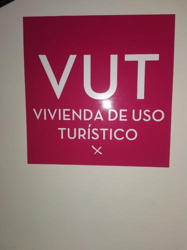 a purple sign with the words yut vivitarota be uso t at Apartamento DECO Center Ciudad Real in Ciudad Real