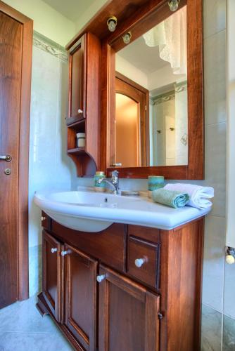 a bathroom with a sink and a mirror at Fronte ciclabile con posto per auto e biciclette in Imperia