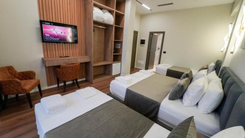 TV a/nebo společenská místnost v ubytování Vion Sea Boutique Hotel - Golem Durrës