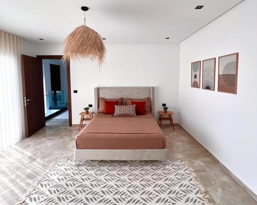 a bedroom with a bed and a rug at Villa Ubud Hammamet in Hammamet Sud