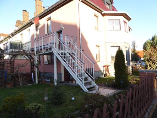 a pink house with a staircase on the side of it at Ferienwohnung am Technikmuseum in Dessau