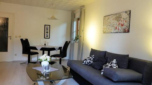 a living room with a couch and a table at Ferienwohnung Armitter in Neckargemünd