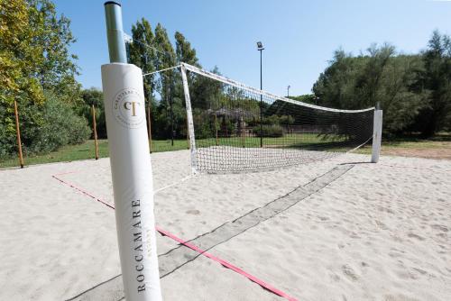 a volley ball net on a volleyball court at Roccamare Resort - Ville e Appartamenti in Castiglione della Pescaia